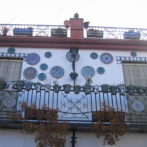 huisje Spanje met balkon en mooie borden van keramiek