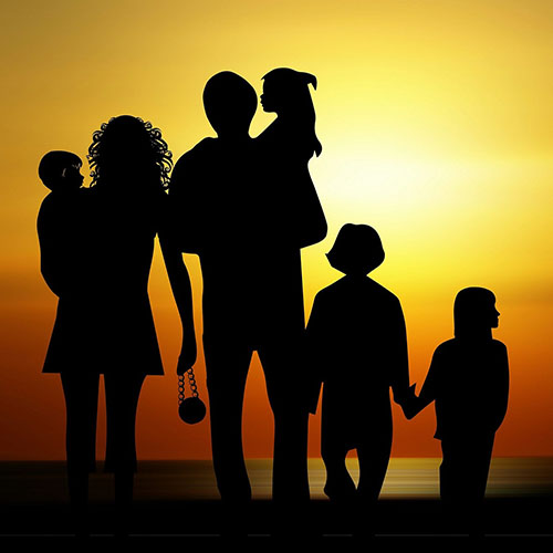 silhouettes van gezin van zes personen op het strand