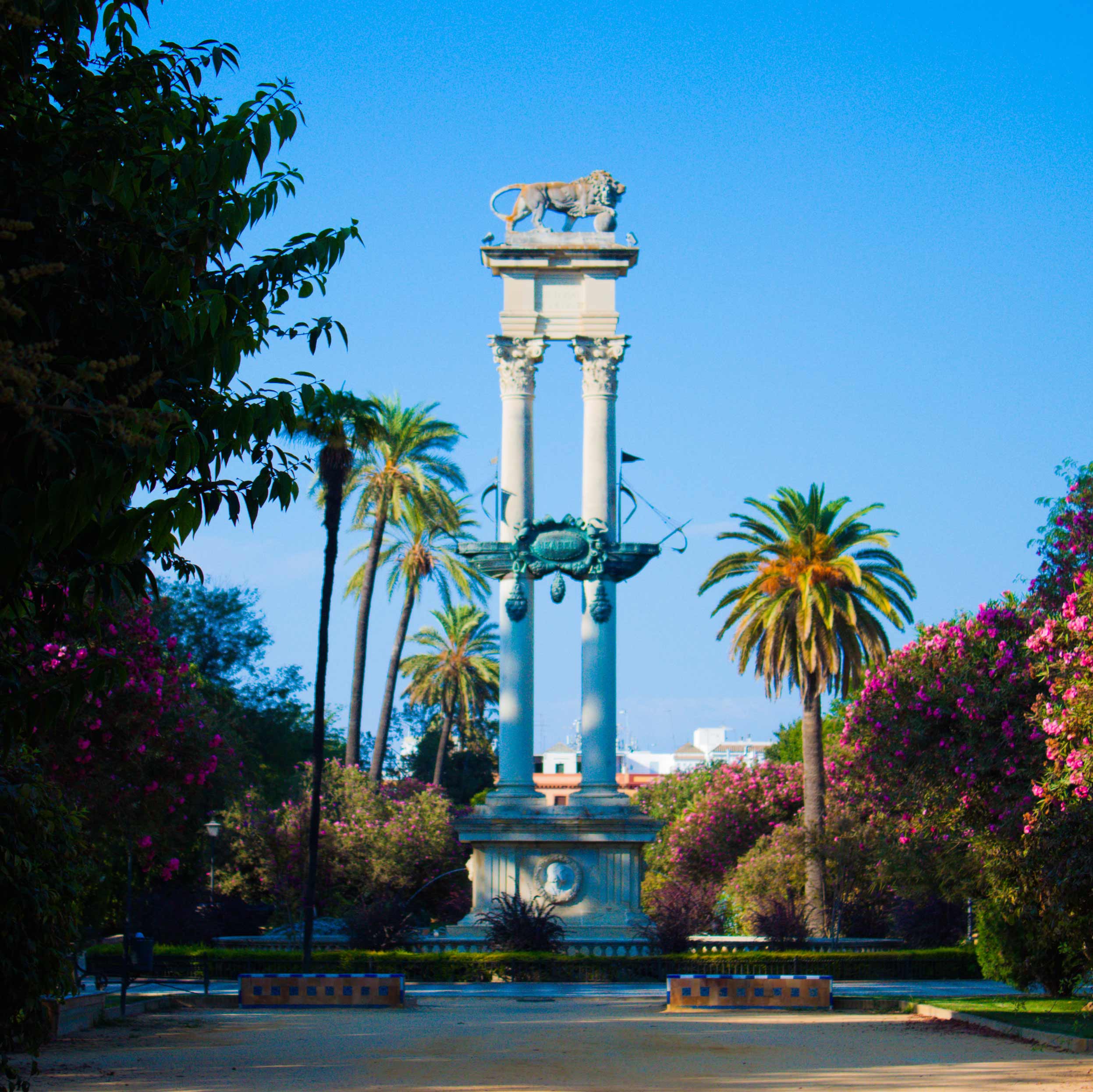 Image of the monument of Columbus in Jardines de Murillo