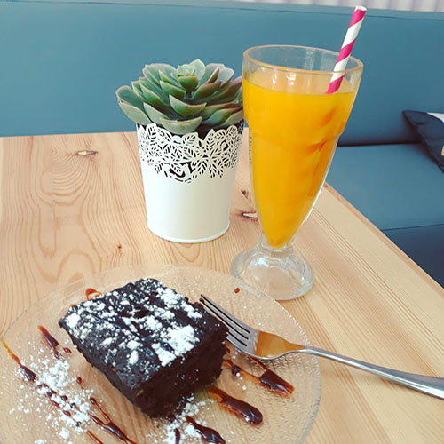 Brownie and smoothie at Bubble & Roll